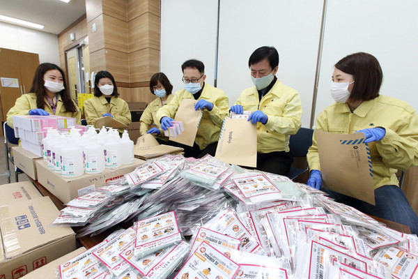 이강호 남동구청장(우측에서 두번째)과 남동구보건소 직원들이 지난 14일 지역 내 임산부들의 코로나19 감염 예방을 위해 이들에게 보낼 수제 마스크와 철분제 포장작업을 벌이고 있다. (사진제공=남동구청)