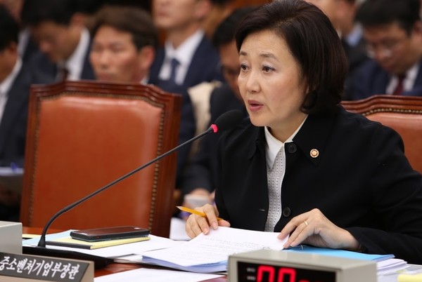 박영선 중소벤처기업부 장관은 신종 코로나바이러스 감염증(코로나19)으로 자금난을 겪고 있는 소상공인들에게 지원되는 정책자금이 수혈되는 과정에서 발생하는 적체현상이 보름 내 해결될 것이라고 16일 밝혔다.(사진=김정삼 기자)