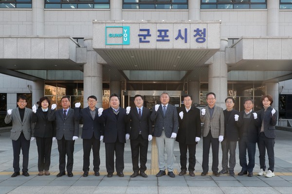 군포시가 16일 통합 도시브랜드 현판식과 시기 게양식을 개최했다. (사진=군포시 제공)