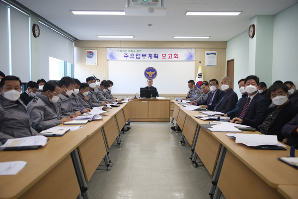 김태철 포천경찰서장이 16일 각 과장, 지구대장, 파출소장 등 50여명을 참석시킨 가운데 ‘2020년 주요업무계획 보고회’를 열고 있다. (사진제공=포천경찰서)
