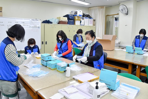 시흥시민들이 면 마스크를 제작하고 동별 방역 활동을 펼치는 등 코로나19 확산 방지를 주도하고 있다. (사진=시흥시 제공)