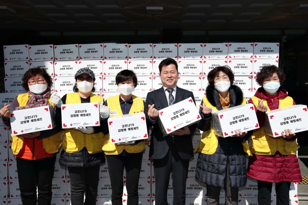 동구는 지난 16일 구 청사 현관에서 허인환 구청장과 박양근 대한적십자사 인천동구지회장이 참석한 가운데 감염병 구호물품 전달식을 가졌다. (사진제공=동구청)