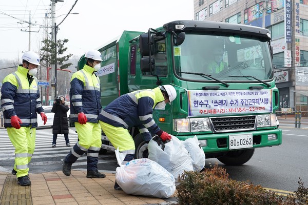 연수구가 지난달 17일부터 환경미화원의 안전과 근로조건 개선을 위해 실시한 생활폐기물 주간수거제가 지역 내 모든 동에서 만족스러운 반응을 얻고 있는 것으로 나타났다. (사진제공=연수구청)