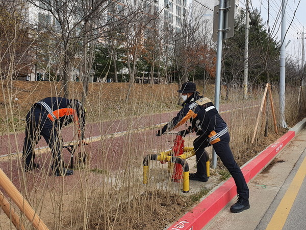 화성소방서는 봄철 해빙기를 맞아 화재 대응 태세를 강화하기 위한 관내 소방용수시설 및 비상소화장치 일제 점검을 실시한다. (사진제공=화성소방서)