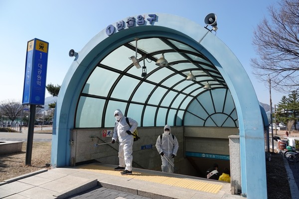 과천도시공사는 코로나19 바이러스 상황이 조기에 종료될 수 있도록 시 재난대책본부와 긴밀한 협조 아래 자체적인 활동에 총력을 기울이고 있다. (사진제공=과천시청)
