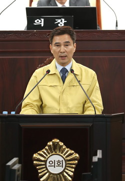 화성시의회에서 코로나19 긴급 추경 제안 설명을 하고 있는 서철모 화성시장. (사진제공=화성시청)