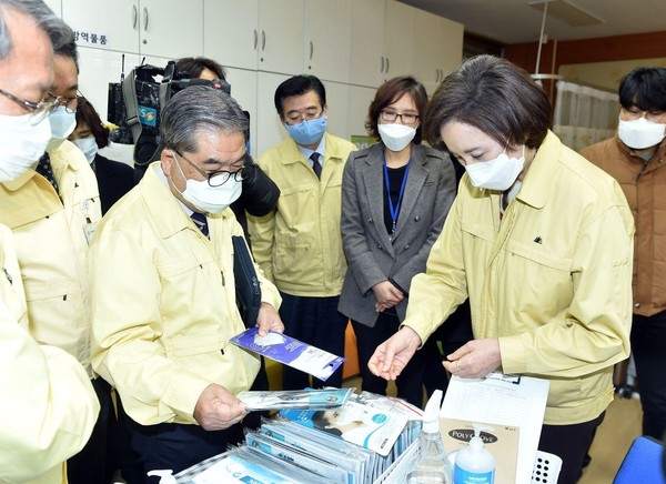 이재정 경기도교육감이 17일 교육부가 4월 6일까지 전국 유치원과 초·중·고등학교 개학을 2주 더 연기한다는 발표에 대해 견해를 밝혔다. 사진은 이재정 경기도교육감이 12일 유은혜 사회부총리 겸 교육부 장관과 개학을 앞두고 수원 매탄초등학교를 방문해 학교 현장의 코로나19 대응현황을 점검했다. (사진제공=경기도교육청)