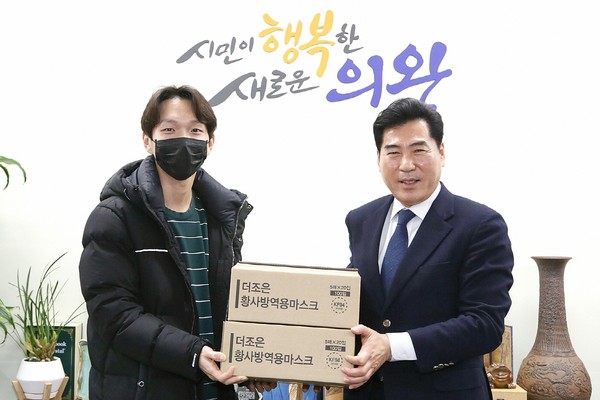 영화배우 나도율 씨가 저소득층과 취약계층을 위해 의왕시에 마스크 200매를 기부했다. (사진=의왕시 제공)