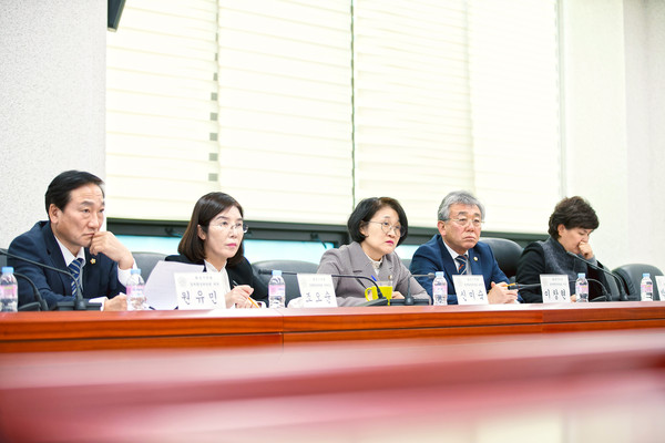 화성시의회 경제환경위원회는 지난 17일 시의회 대회의실에서 신미숙 위원장을 비롯해 조오순 부위원장, 원유민, 이창현, 박경아 의원과 자원순환과, 환경지도과 등 관련부서 관계자가 참석한 가운데 폐기물처리시설 안전관리 방안 마련 간담회를 개최했다. (사진제공=화성시의회)