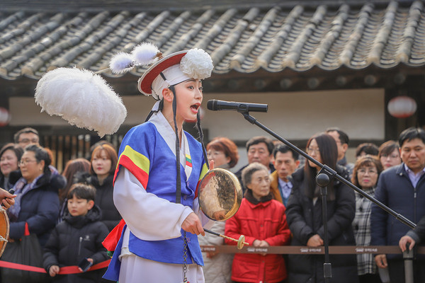 전문 소리꾼의 비나리를 통해 액운을 날리고 모든 국민들의 축복을 비는 시간을 준비했다. 사진은 비나리 (사진제공=한국민속촌)