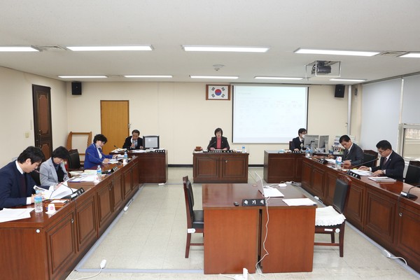 안양시의회 도시건설위원회가  ‘안양시 공공디자인 진흥계획 수립 용역’에 대한 간담회를 가졌다. (사진제공=안양시의회)