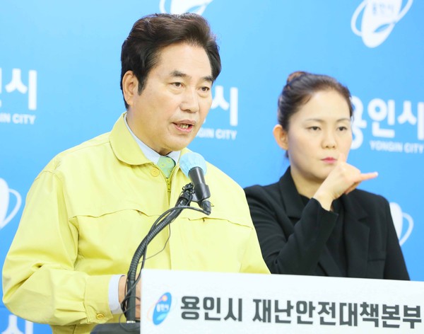 용인시 백군기 시장이 페이스북을 통한 시민과의 대화에서 코로나19로 어려움을 겪고 있는 대구‧경북 지역 시민들을 지원하기 위한 모금 방침을 밝히며 먼저 본인의 한 달치 봉급을 성금으로 내려한다고 밝혔다. 사진은 지난 4일 브리핑하고 있는 백군기 용인시장 모습. (사진제공=용인시청)백 시장은“저부터 한 달치 봉급을 성금으로 내려고 합니다. 여러분 모두의 뜨거운 성원을 부탁드립니다.”라고 밝히면서 모금 운동에 동참할 것을 부탁했다.지난 4일 브리핑에선 “대구·경북지역 시민들의 어려움을 나눌 수 있도록 다양한 노력을기울일 것”이라고 밝힌 바 있다.