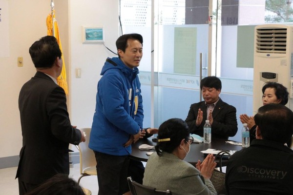 더불어민주당 용인시(정) 국회의원 이탄희 후보는 코로나19로 어려움을 겪고 있는 용인시 소상공인 연합회와 간담회를 가졌다. (사진제공=이탄희 후보 사무실)
