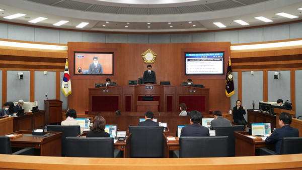 18일 장인수 오산시의회 의장이 ‘제248회 임시회 폐회를 선언하고 있다. (사진제공=오산시의회)