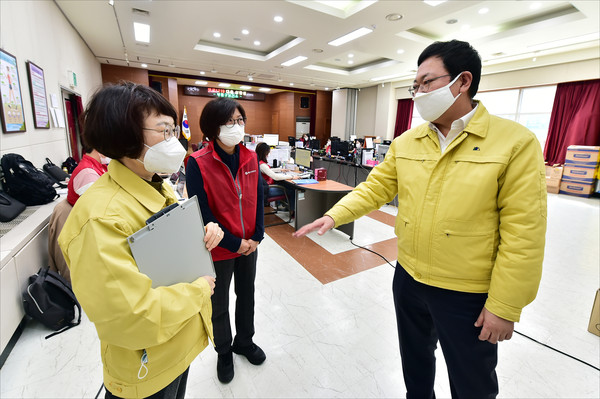 차준택 부평구청장은 18일 구청을 방문한 박남춘 인천시장과 함께 구 보건소와 사회복지시설 현장점검에 나섰다.  (사진제공=부평구청)