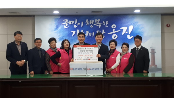 옹진군은 지난 17일 오후2시 군청 소회의실에서 인천옹진농협과 영흥농가주부모임으로 부터 코로나19 예방을 위한 보건용마스크(KF94) 800매를 기부 받았다고 밝혔다. (사진제공=옹진군청)