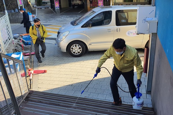 안산시 외국인주민지원본부가 코로나19 확산 방지를 위해 고려인문화센터 방역을 실시했다. (사진=안산시 제공)
