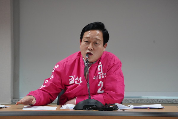 미래통합당 여주양평 김선교 후보가 18일 여주시청과 양평군청에서 각각 출마 기자회견을 열고 “3선의 양평군수를 지낸 행정경험을 바탕으로 여주와 양평을 확 바꿔놓겠다”고 밝혔다.(사진=장은기 기자)