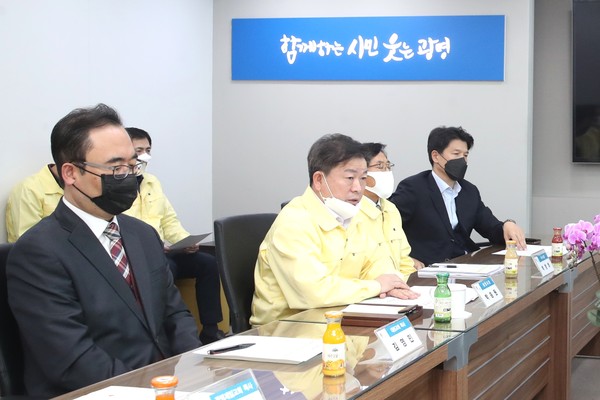 박승원 광명시장이 18일 관내 기독교 지도자들과 간담회를 열고 현장 예배 자제를 호소했다. (사진=광명시 제공)