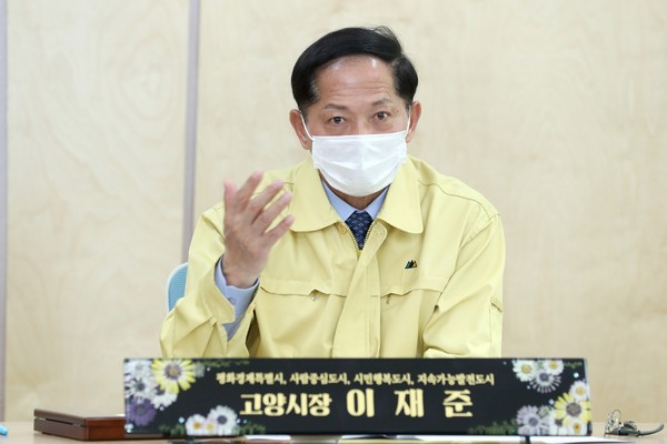 세계보건기구(WHO)가 코로나19의 ‘세계적 대유행’을 선언하며 국내외 경제가 요동치고 있는 가운데 이재준 시장이 “위기극복수당을 즉각 지급해야 한다”며 정부 추경예산 뿐 아니라 재외국민 선거 비용과 각 지자체 예산을 전방위적으로 투입할 것을 제안하고 나섰다. (사진제공=고양시청)