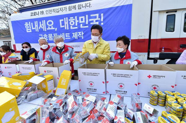 대한적십자사 인천지사 구호품기트 제작. (사진제공=인천시청)