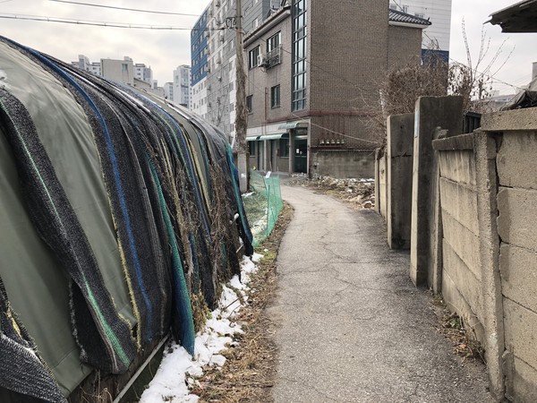 용인시는 기흥구 구성·마북 도시재생활성화지역에 대해 범죄예방 도시환경디자인 사업을 추진한다. 사진은 사업대상지 일부구간 모습. (사진제공=용인시청)