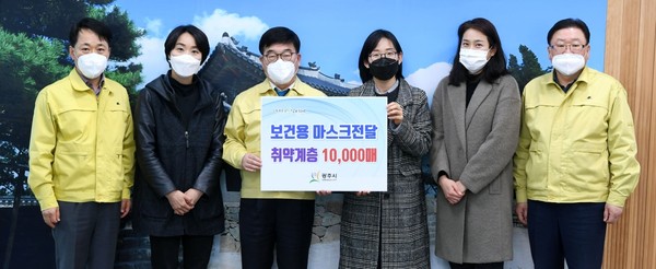 광주시가 거동이 불편하거나 경제적 여건 등으로 마스크 구입이 어려운 신종 코로나바이러스 감염증(코로나19) 취약계층에게 마스크를 무상으로 공급키로 했다. (사진제공=광주시청)