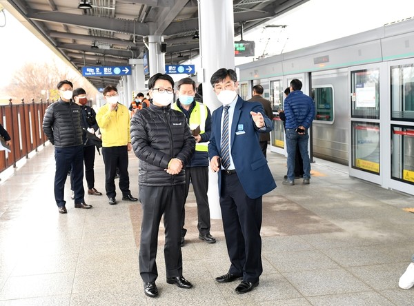최종환 파주시장이 오는 28일부터 투입될 광역철도 영업시험운행을 살펴보고 있다. (사진제공=파주시청)