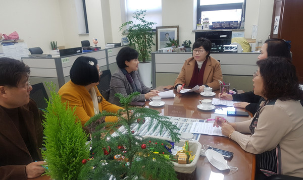 박옥분 경기도의회 여성가족교육협력위원회 위원장은 지난 18일 경기도어린이집연합회 관계자들과 간담회를 가졌다. (사진제공=경기도의회)