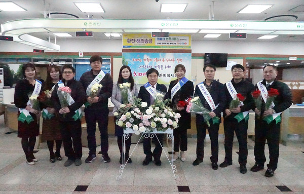 전곡농협 임직원들이 화훼 소비 촉진을 위해 방문 고객을 대상으로 꽃 나눔 행사를 실시했다. (사진제공=전곡농협)
