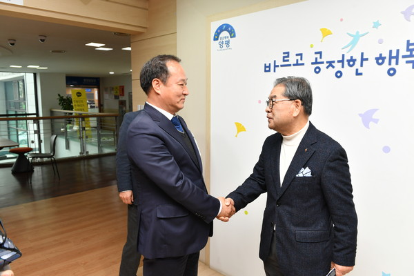 정동균 양평군수는 군수 집무실에서 이재정 경기도교육감을 만나 양평군 혁신교육 발전방향과 군교육 현안사항을 논의했다고 20일 밝혔다. (사진제공=양평군청)