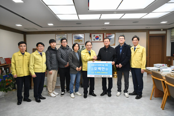 대한한돈협회 포천시지부가 코로나19 방역을 위해 500만 원의 방역기금을 포천시에 기탁했다. (사진제공=포천시청)