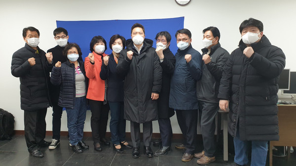 미래통합당 의왕·과천지역 공천에 광명시의원 출신의 이윤정 예비후보가 선출되자 지역 당원들이 즉각 반발하고 공천결과를 재고해 줄 것을 황교안 대표와 최고위에 요청했다. (사진제공=강태린 예비후보 사무실)