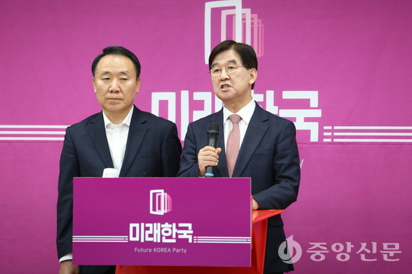 배규한 공천관리위원장과 염동열 사무총장이 23일 오후 서울 영등포구 여의도 미래한국당 당사에서 비례대표 후보 명단을 발표하고 있다. (사진=장민호 기자)