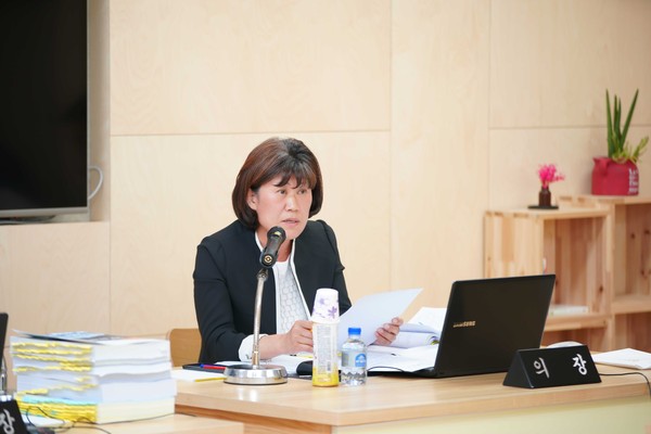 방미숙 하남시의회 의장은 기부금품을 기탁하는 기부자들은 시가 제공하는 다양한 예우를 받을 수 있는 조례를 발의하고 의결했다. (사진제공=하남시의회)