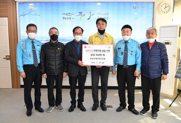 하남브랜드택시인 하남시개인택시조합과 신장택시가 4월 1일부터 택시호출을 무료로 운영한다. 한편 하남시개인택시조합은 시에 코로나19 극복을 위한 방역물품 구입 등에 사용해 달라며 성금 300만원을 기탁했다. (사진제공=하남시청)