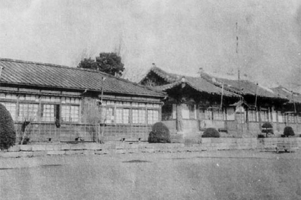 사진은 1937년 파주보통공립학교 전경 사진의 파주목 객사 건물. (출처=파주교육박물관)