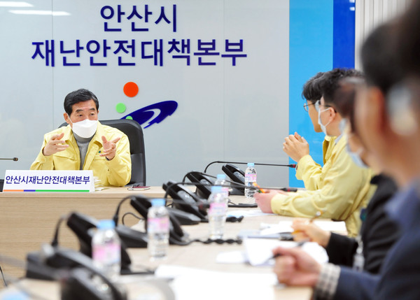 안산시가 코로나19 사태 극복을 위해 인건비 등 200억 원을 절감해 어려움을 겪는 민생경제에 활력을 불어넣기 위해 투입하기로 하고 윤화섭 시장은 고통 분담 차원에서 4개월치 급여 40%를 반납하고 연간 업무추진비 30%를 감액하기로 했다. (사진제공=안산시청)