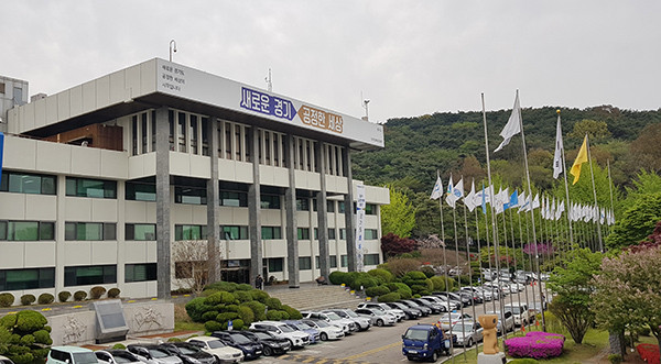 경기도가 올해 도내 노후 주택가나 구도심 상가밀집지역을 대상으로 ‘2020 주차환경개선사업’을 추진, 수원, 고양, 남양주 등 13개 시군에 1466면의 주차공간을 확보할 계획이다. 사진은 경기도청 전경 (사진=중앙신문 DB)
