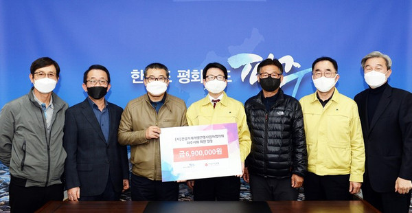 건설기계개별연명사업자협의회는 지난 23일 파주시청을 방문해 ‘코로나19’ 극복에 써달라며 성금 690만 원을 기탁했다. (사진제공=파주시청)