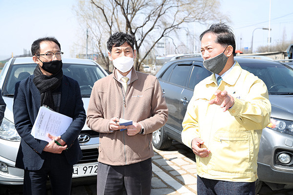이재준 고양시장(오른쪽)이 대덕생태공원을 방문해 한강 둔치에 대한 시민의 권리회복과 친수 공간 확대방안을 제시하고 있다. (사진제공=고양시청)