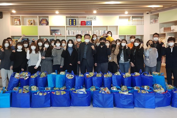 의왕시청소년수련관 청소년방과후아카데미가 참가 청소년들에게 간식꾸러미를 전달했다. (사진=의왕시 제공)