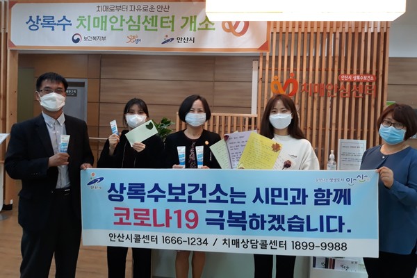 안산 상록수보건소가 치매독거노인들에게 코로나19 예방 안내문과 손소독제 등을 전달했다. (사진=안산시 제공)