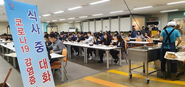 지난 23일부터 시청구내 식당을 이용하는 직원들이 식탁의 맞은편 자리를 비워둔 채 한쪽 방향에서만 앉아 식사할 수 있도록 했다. (사진제공=안양시청)