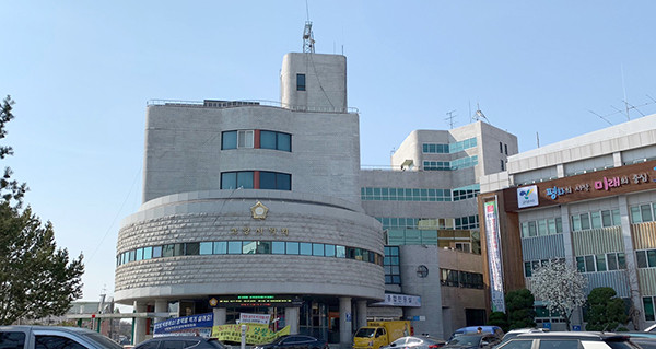 고양시 의회 더불어 민주당은 김운남 대표, 김미수 부대표, 정봉식 대변인을 대표단으로 꾸려 이재준 고양시장을 면담하고 고양시 재난극복 수당 도입에 빠르게 대처해 줄 것을 25일 당부했다. 사진은 고양시의회 전경. (사진=중앙신문 DB)