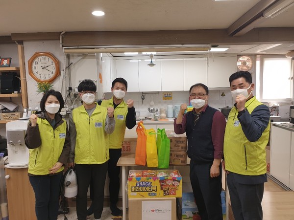 계양경찰서가 관내에 있는‘로뎀나무 지역아동센터’를 방문해 코로나 19 감염 예방용 손소독제·세정제와 과자 등을 전달하고, 시설 내 코로나 예방 방역 및 환경정리 등 봉사활동을 전개했다. (사진제공=계양경찰서)