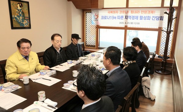 최대호 안양시장은 관내 전통시장과 상점가 상인회장 초청 간담회를 가졌다. (사진제공=안양시청)