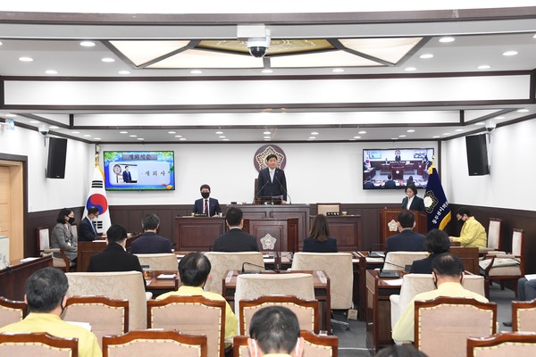 동두천시의회는 코로나19 확산 방지를 위해 3일간의 일정으로 개회하려던 제291회 임시회를 25일 하루로 단축해 일정을 마무리했다. (사진제공=동두천시의회)