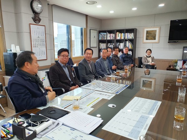 정동균 양평군수는 25일 집무실에서 관내 4대 전통시장 연합회 회장들과 간담회를 가졌다. (사진제공=양평군청)