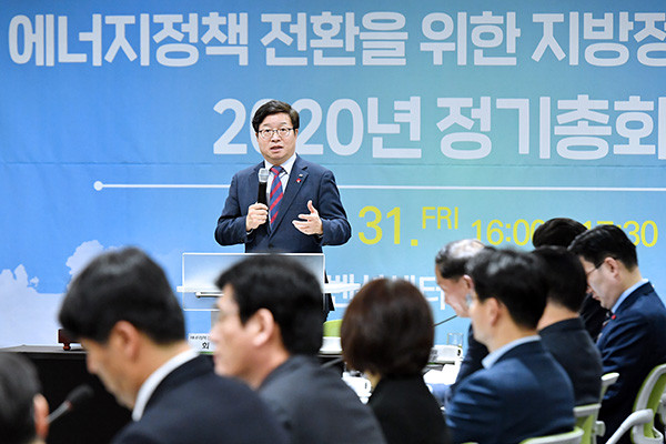 지난해 말 에너지전환을 위한 지방정부 협의회에서 발언하고 있는 염태영 회장(수원시장). (사진제공=수원시청)